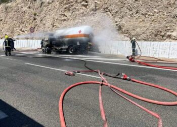 Φωτιά βυτίο: Εκτεθειμένη η κυβέρνηση με τα ανύπαρκτα μέτρα και τον εγκλωβισμό των φορτηγών