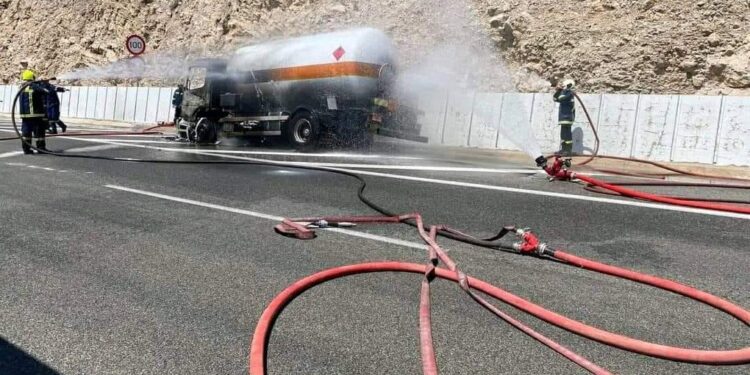 Φωτιά βυτίο: Εκτεθειμένη η κυβέρνηση με τα ανύπαρκτα μέτρα και τον εγκλωβισμό των φορτηγών