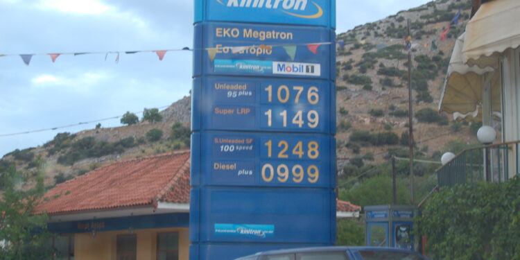 Το βενζινάδικο στα ΤΕΜΠΗ μαρτυρά ότι στο μακρινό 2007 το ντίζελ κόστιζε 0.99 ευρώ!!!