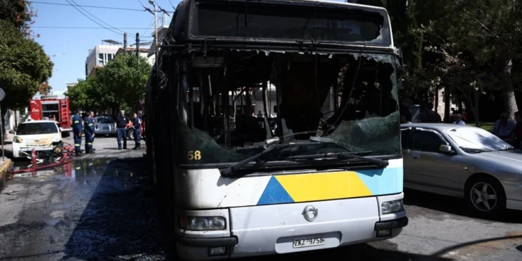 Έκτακτο: Κάηκε ολοσχερώς λεωφορείο στου Ρέντη – Τι ανακοίνωσε η ΟΣΥ