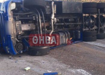 Θανατηφόρο τροχαίο στα Βίλια: Ανετράπη νταλίκα – Τραυματίστηκε θανάσιμα ο οδηγός της νταλίκας
