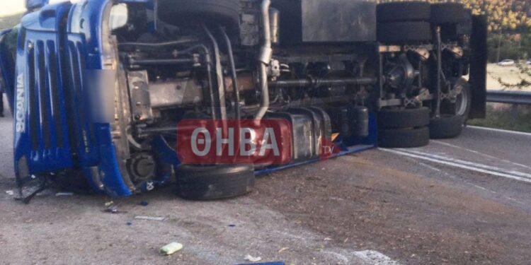 Θανατηφόρο τροχαίο στα Βίλια: Ανετράπη νταλίκα – Τραυματίστηκε θανάσιμα ο οδηγός της νταλίκας