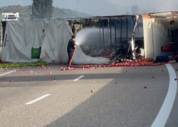 Φωτιά σε φορτηγό – Κλειστή και στα δύο ρεύματα η Ιόνια Οδός