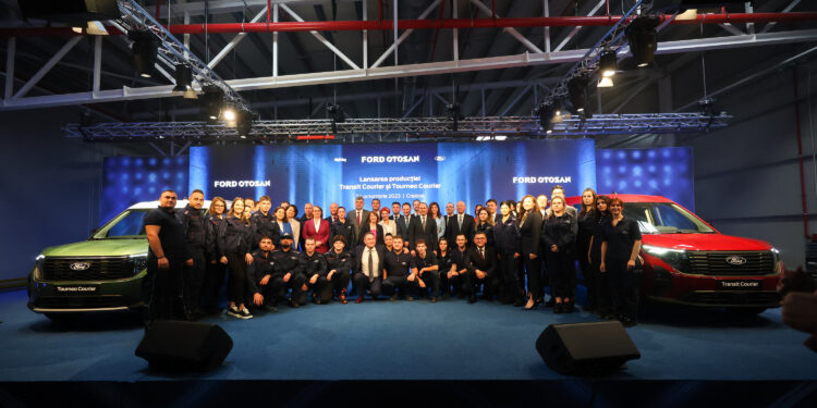 Τα πρώτα ολοκαίνουργια Transit Courier και Tourneo Courier της Ford βγαίνουν από τη γραμμή παραγωγής
