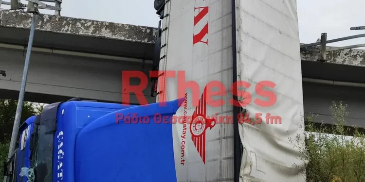 Έκτακτο: Νταλίκα στη Θεσσαλονίκη έπεσε από γέφυρα