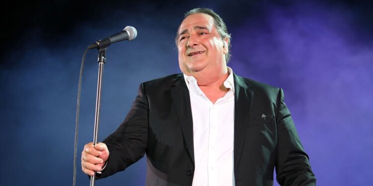 Βασίλης Καρράς: Οδηγοί φορτηγών ζητούν μουσαμάδες με την προσωπογραφία του!