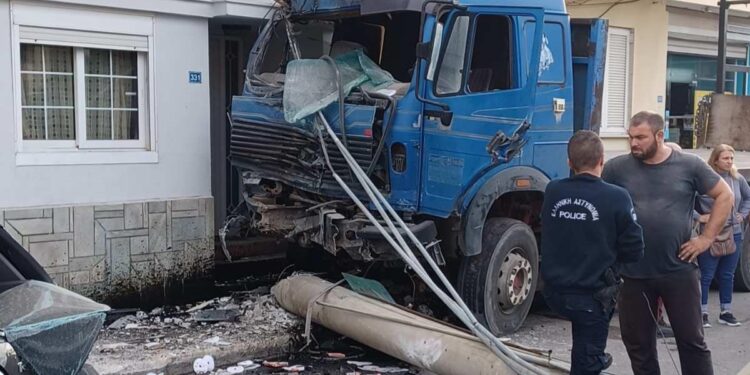 Νέα Πέραμος: Φορτηγό γκρέμισε τσιμεντένια κολώνα ηλεκτρισμού και παρέσυρε δύο ΙΧ