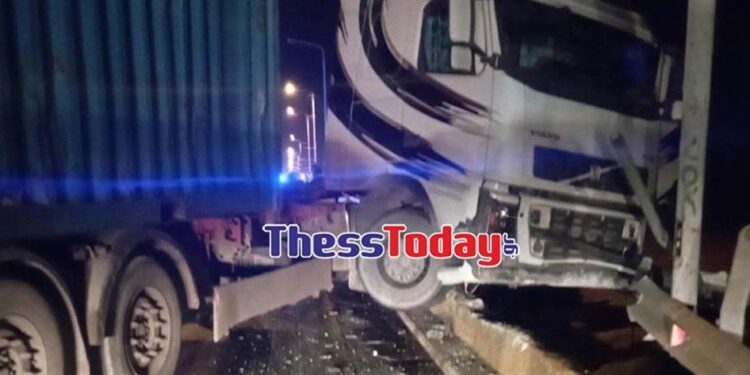 Θεσσαλονίκη – Τροχαίο ατύχημα: νταλίκα συγκρούστηκε με ΙΧ (εικόνες)