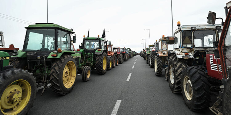 Eκτακτο: Οι αγρότες έκλεισαν για λίγες ώρες την εθνική οδό Αθηνών – Λαμίας στην Αταλάντη