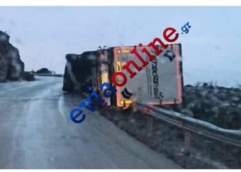 Τρομακτικό τροχαίο στην Εύβοια: Νταλίκα ντελαπάρισε από τον αέρα