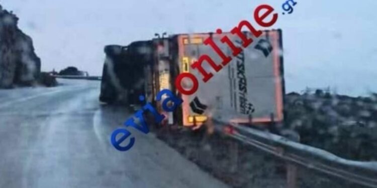 Τρομακτικό τροχαίο στην Εύβοια: Νταλίκα ντελαπάρισε από τον αέρα