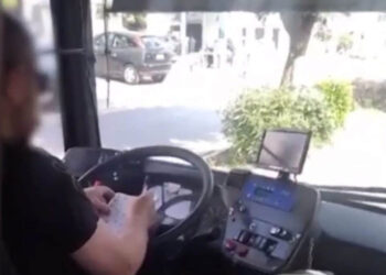 Σε διαθεσιμότητα ο οδηγός του ΟΣΥ που έλυνε σταυρόλεξο