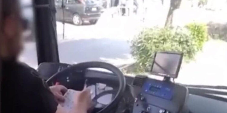 Σε διαθεσιμότητα ο οδηγός του ΟΣΥ που έλυνε σταυρόλεξο