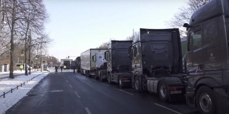 Γερμανία: Στον δρόμο και οι οδηγοί φορτηγών – Συνεχίζονται οι αγροτικές κινητοποιήσεις