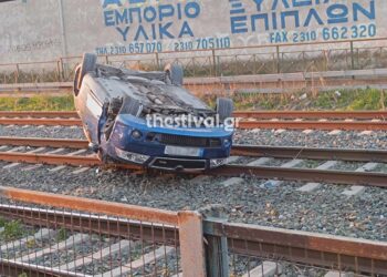 Απίστευτα τροχαία: Οδηγός μπήκε στις ράγες του ΟΣΕ στη Θεσσαλονίκη και στη Χαλκίδα έφερε τούμπες μέσα σε στενό!