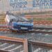 Απίστευτα τροχαία: Οδηγός μπήκε στις ράγες του ΟΣΕ στη Θεσσαλονίκη και στη Χαλκίδα έφερε τούμπες μέσα σε στενό!