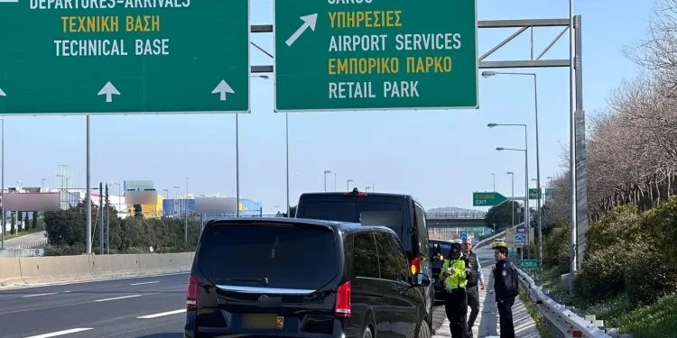 Τους τσίμπησε η Τροχαία: 42 παραβάσεις για υποκλοπή μεταφορικού έργου!