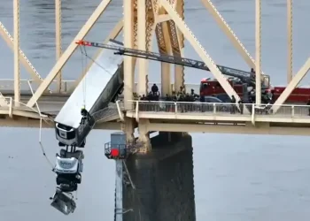 Φορτηγό κρεμόταν στο κενό μετά από ατύχημα! (+video)