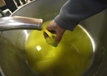Έκλεψαν από φορτηγό ελαιόλαδο και ξέχασαν ανοιχτή τη βάνα!