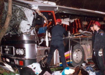 21 χρόνια από το δυστύχημα στα ΤΕΜΠΗ: Το φονικό φορτηγό με τα νοβοπάν-λεπίδες που θέρισε τις ζωές των μαθητών