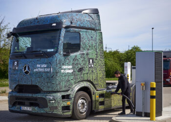 Ηλεκτρικό φορτηγό της Mercedes φόρτισε με ταχύτητες έως 1 mW