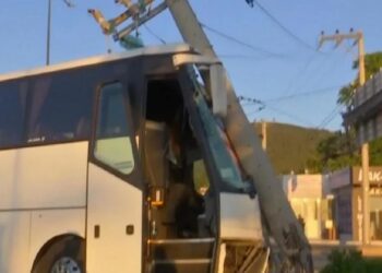 Σοβαρό τροχαίο ατύχημα στη Λεωφόρο Λαυρίου -Οδηγός πούλμαν «καρφώθηκε» σε κολώνα