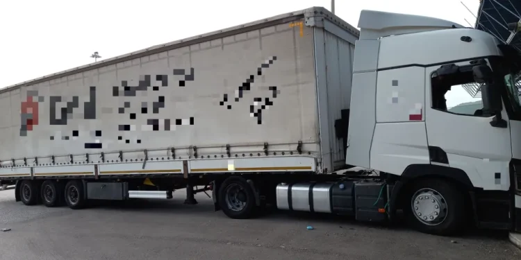 Μετέφερε παράνομα τσιγάρα και του κατέσχεσαν το φορτηγό