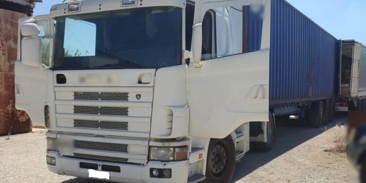 Είναι γεμάτα τα αμπάρια, παναθεμά τα: 640.000 λαθραία πακέτα τσιγάρων σε νταλίκα!