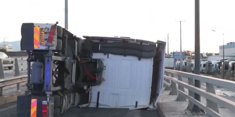 Λαχαναγορά Ρέντη: Οδηγός τούμπαρε το φορτηγό του και έγινε …καπνός