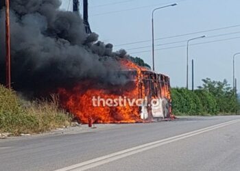Λεωφορείο τυλίχθηκε στις φλόγες στη Θεσσαλονίκη