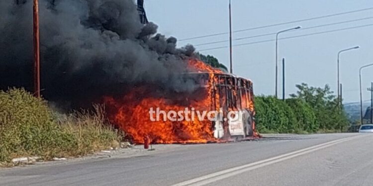Λεωφορείο τυλίχθηκε στις φλόγες στη Θεσσαλονίκη