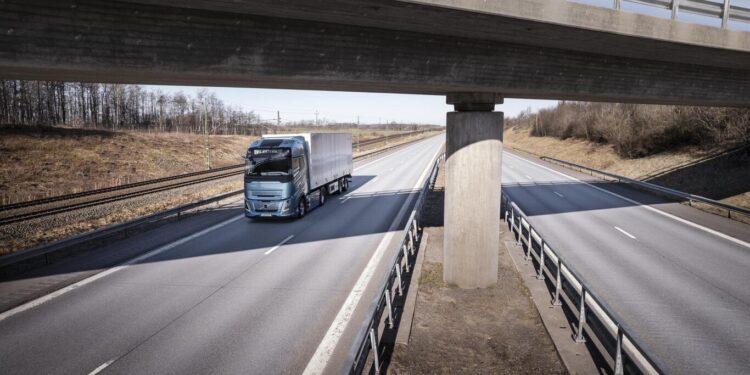 Η Volvo λαμβάνει παραγγελία για 300 ηλεκτρικά φορτηγά από την DSV