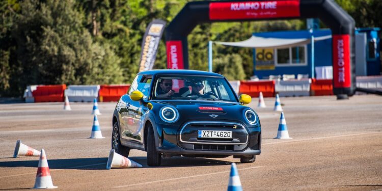 Το Kumho ECSTA PS71 EV κερδίζει το iF Design Award 2024