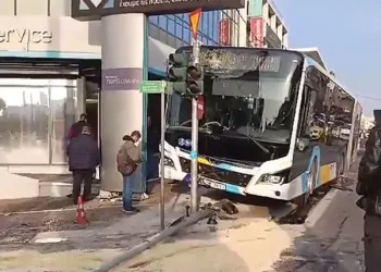 Λεωφορείο έπεσε πάνω σε φανάρι στη Μεσογείων