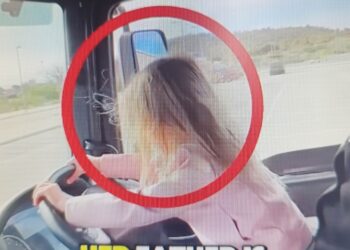 Δείτε ένα επτάχρονο κορίτσι να οδηγεί νταλίκα!