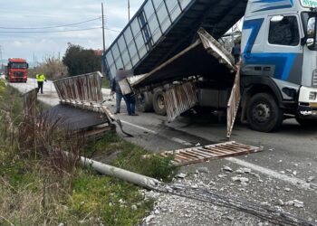 Αγρίνιο: Νταλίκα γκρέμισε πεζογέφυρα στην Εθνική οδό Αντιρρίου – Ιωαννίνων
