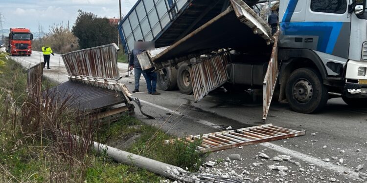Αγρίνιο: Νταλίκα γκρέμισε πεζογέφυρα στην Εθνική οδό Αντιρρίου – Ιωαννίνων