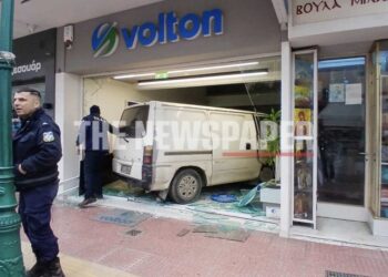 Βόλος: Μπήκε με το βανάκι του μέσα στο μαγαζί!