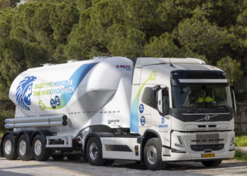 Η Volvo Trucks φέρνει στην Ελλάδα τα πρώτα ηλεκτρικά φορτηγά μεταφοράς τσιμέντου σε συνεργασία με τον Όμιλο ΗΡΑΚΛΗΣ