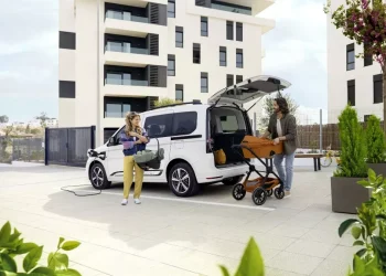 Διαθέσιμη η plug-in υβριδική έκδοση του Caddy Life