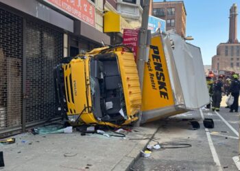 Συναγερμός στη Βοστώνη: Φορτηγό έπεσε σε πεζούς