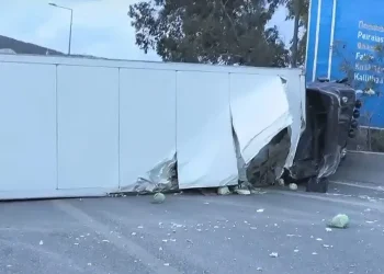 Νταλίκα ανατράπηκε τα ξημερώματα στη Λεωφόρο Αθηνών