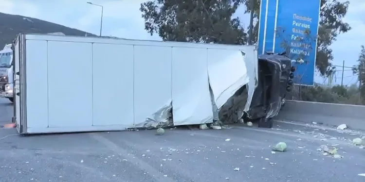 Νταλίκα ανατράπηκε τα ξημερώματα στη Λεωφόρο Αθηνών