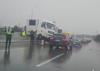 Τροχαίο στο Δερβένι – Νταλίκα εξετράπη σπάζοντας το διαχωριστικό διάζωμα