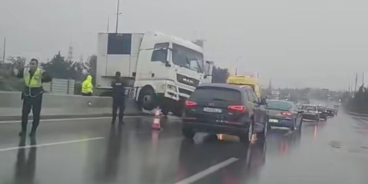 Τροχαίο στο Δερβένι – Νταλίκα εξετράπη σπάζοντας το διαχωριστικό διάζωμα