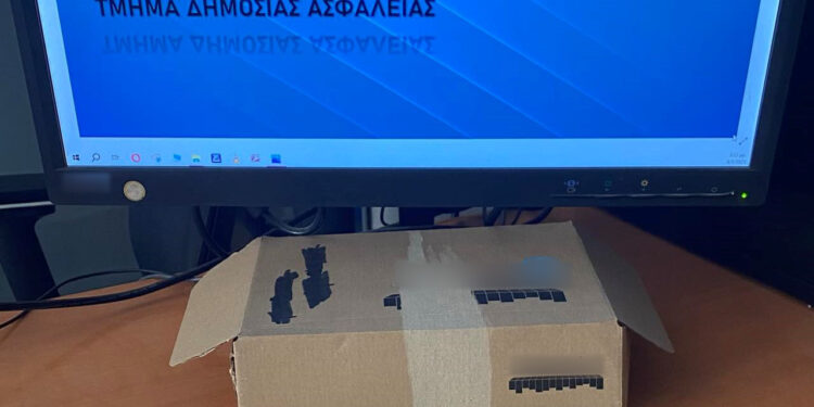 Θα τα μάζευε απορριματοφόρο: Αν έβρισκες 20.000 ευρώ σε κάδο ανακύκλωσης τι θα έκανες;