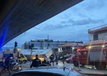 Σοκαριστικό τροχαίο: Φορτηγό έπεσε από γέφυρα της Π. Ράλλη και κατέληξε στη λεωφόρο Θηβών