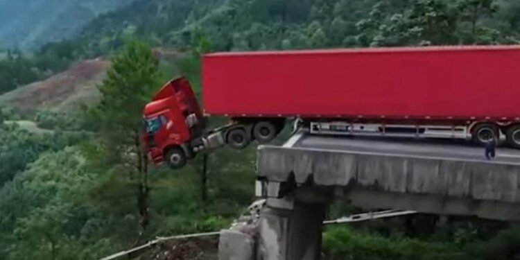 Τύχη, βουνό: Νταλίκα κρέμεται σε γέφυρα που κατέρρευσε! (video)