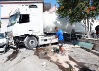 Μενίδι: Τρελή πορεία βυτιοφόρου μετά από σύγκρουση με Ι.Χ.