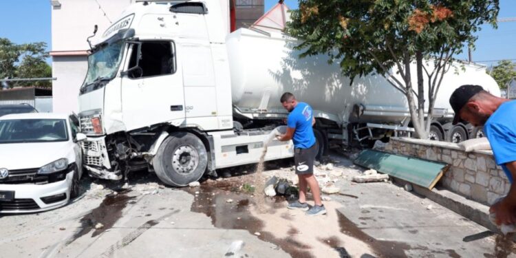 Μενίδι: Τρελή πορεία βυτιοφόρου μετά από σύγκρουση με Ι.Χ.